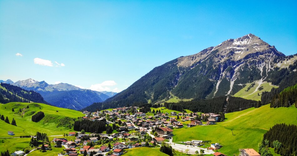 The village of Berwang and the mountain panorama | © Tiroler Zugspitz Arena/Matej Kurzweil