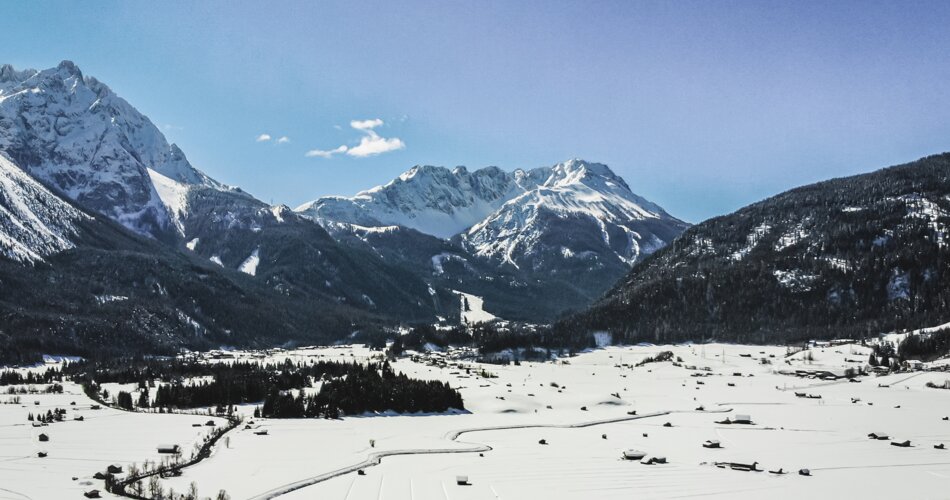 Eine Drohnenaufnahme des Ortes Biberwier im Winter