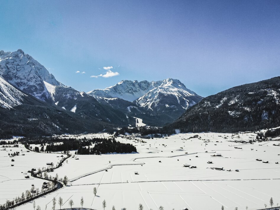 A drone shot of the village of Biberiwer in winter | © Tiroler Zugspitz Arena