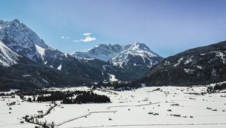 Eine Drohnenaufnahme des Ortes Biberwier im Winter