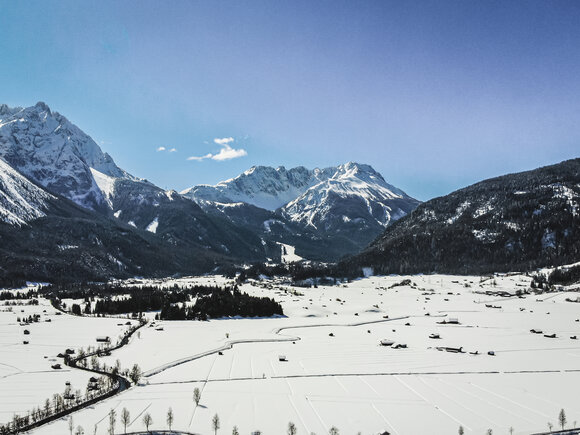 Eine Drohnenaufnahme des Ortes Biberwier im Winter