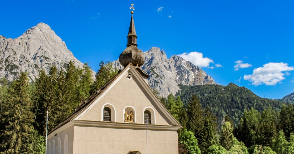Eine Kirche und Berge | © Tiroler Zugspitz Arena/ Matej Kurzweil