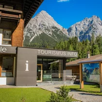 A house and mountain panorama | © Tiroler Zugspitz Arena