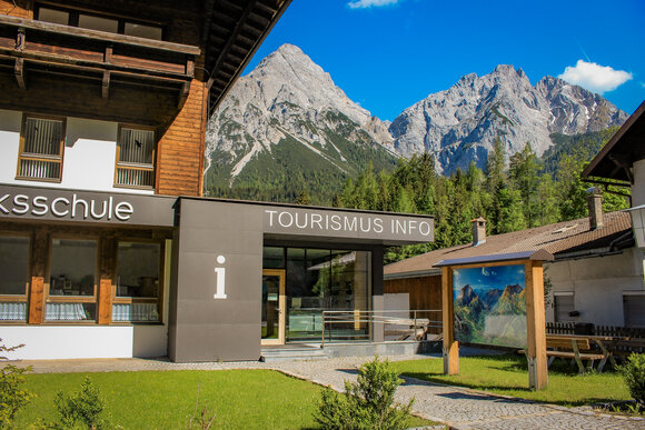 A house and mountain panorama | © Tiroler Zugspitz Arena