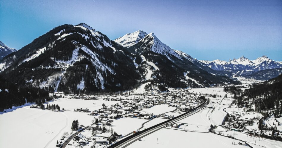 A drone shot of the village of Bichlbach in winter | © Tiroler Zugspitz Arena