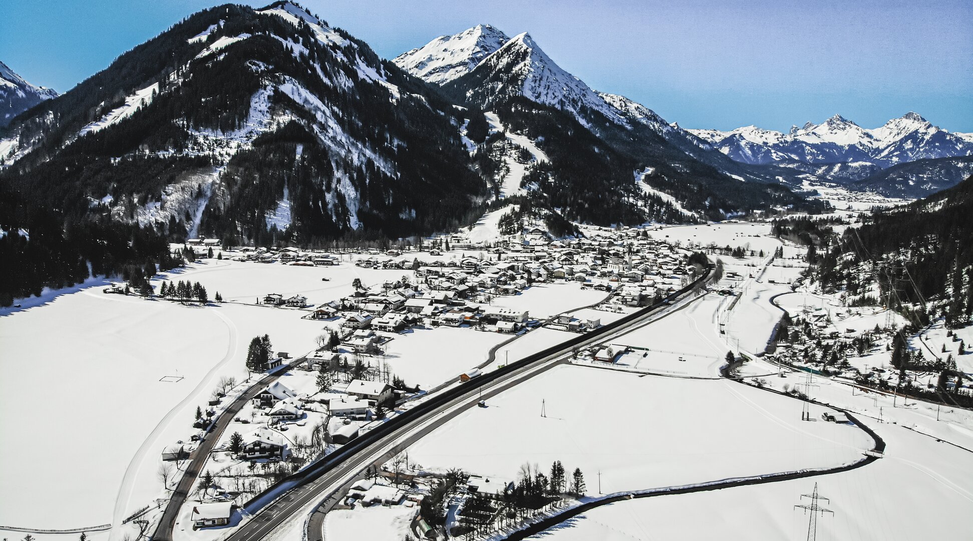 Eine Drohnenaufnahme des Ortes Bichlbach im Winter | © Tiroler Zugspitz Arena