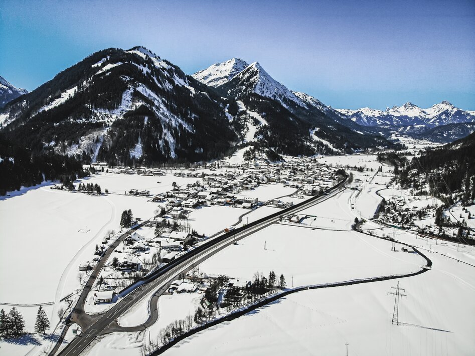 A drone shot of the village of Bichlbach in winter | © Tiroler Zugspitz Arena