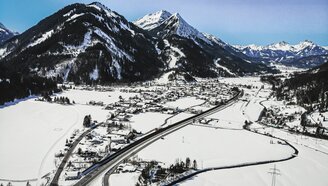 Eine Drohnenaufnahme des Ortes Bichlbach im Winter
