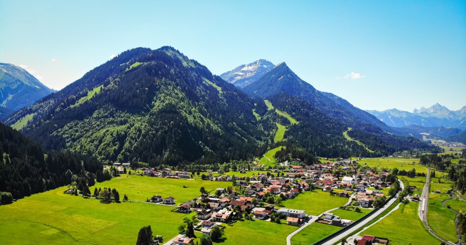 Der Ort Bichlbach und Bergpanorama