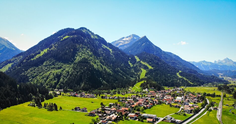 The village of Bichlbach and the mountain panorama | © Tiroler Zugspitz Arena/Matej Kurzweil