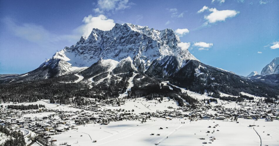 Der Ort Ehrwald, im Hintergrund die Zugspitze