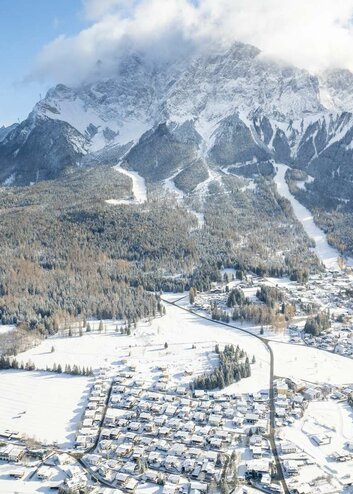 Ehrwald in winter from above with the Zugspitze | © Tiroler Zugspitz Arena/Zotz Lea