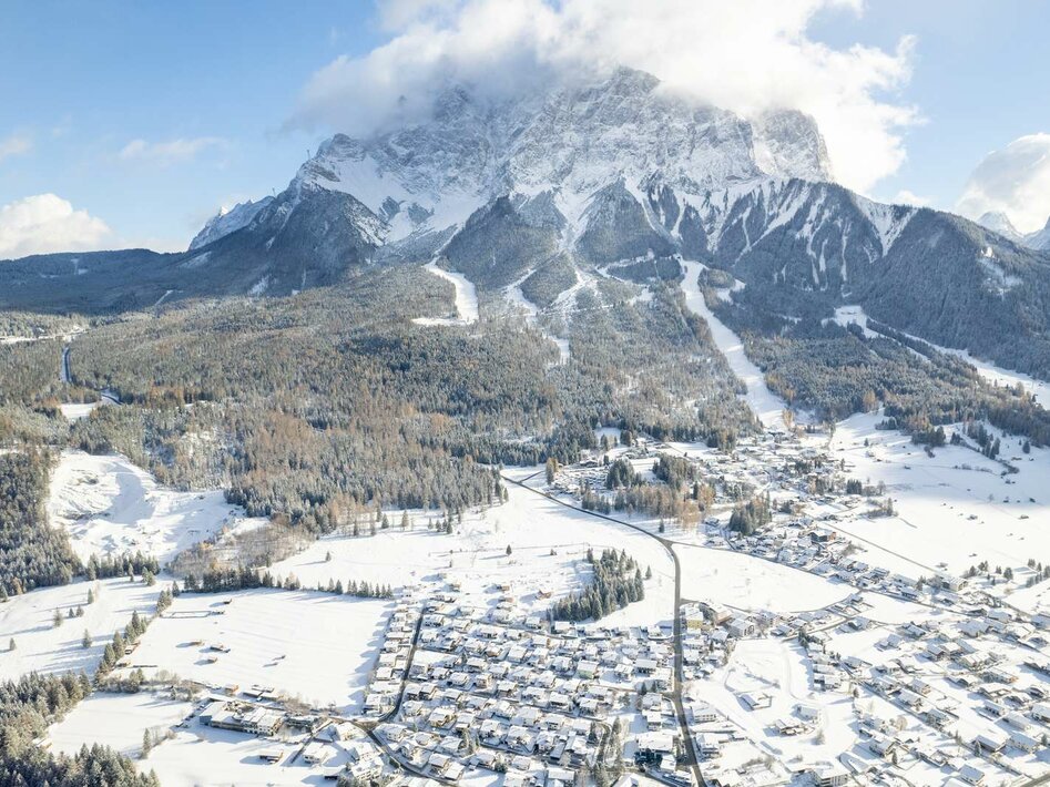Ehrwald in winter from above with the Zugspitze | © Tiroler Zugspitz Arena/Zotz Lea