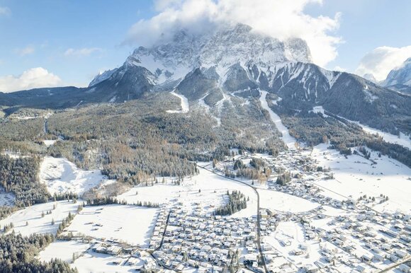 Ehrwald in winter from above with the Zugspitze | © Tiroler Zugspitz Arena/Zotz Lea
