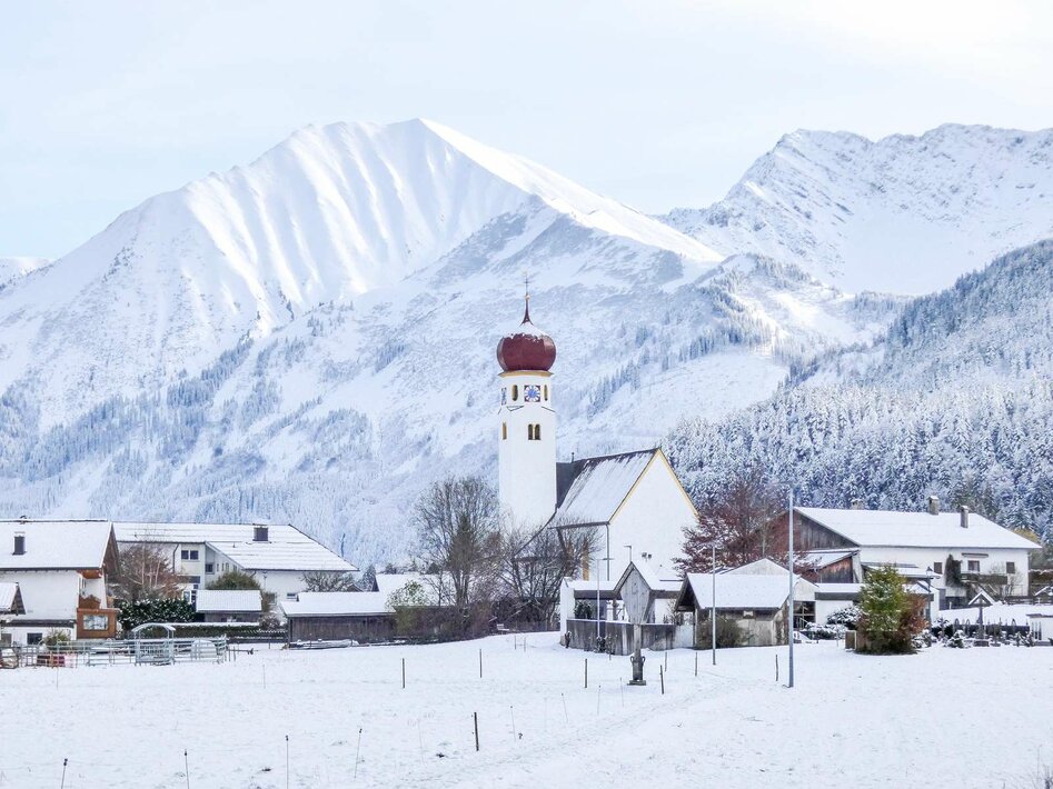 The village of Heiterwang in winter and mountain panorama | © Tiroler Zugspitz Arena/Edes Anna