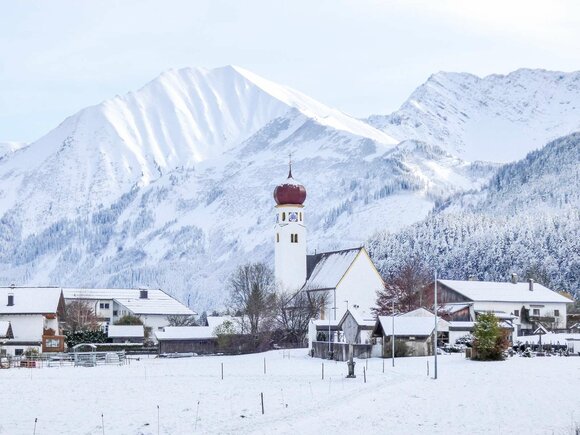 The village of Heiterwang in winter and mountain panorama | © Tiroler Zugspitz Arena/Edes Anna