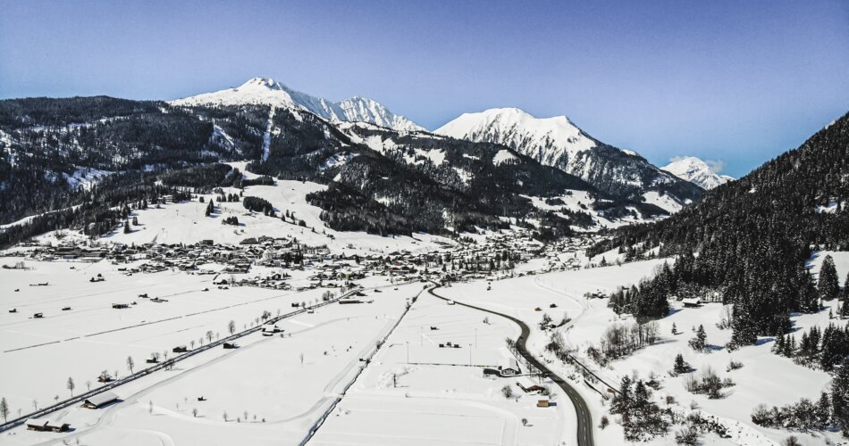 Eine Drohnenaufnahme des Ortes Lermoos im Winter | © Tiroler Zugspitz Arena