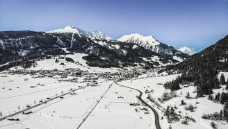 Eine Drohnenaufnahme des Ortes Lermoos im Winter | © Tiroler Zugspitz Arena