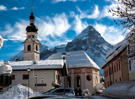The church in Lermoos in winter | © Tiroler Zugspitz Arena/ Frozen Lights