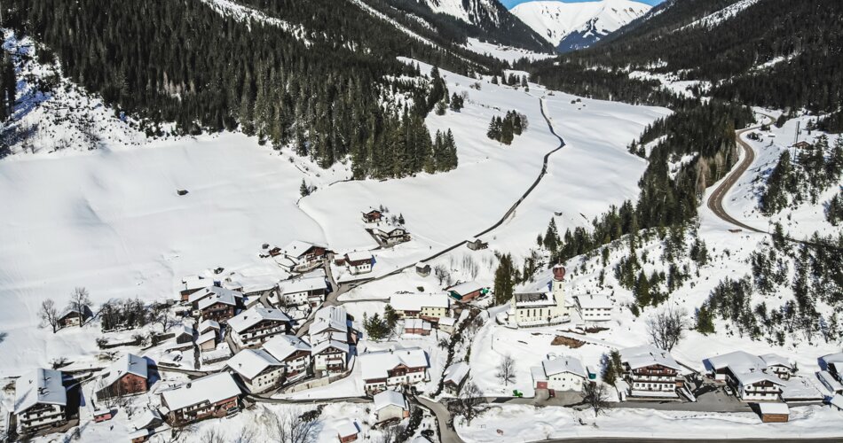 A drone shot of the village of Namlos in winter