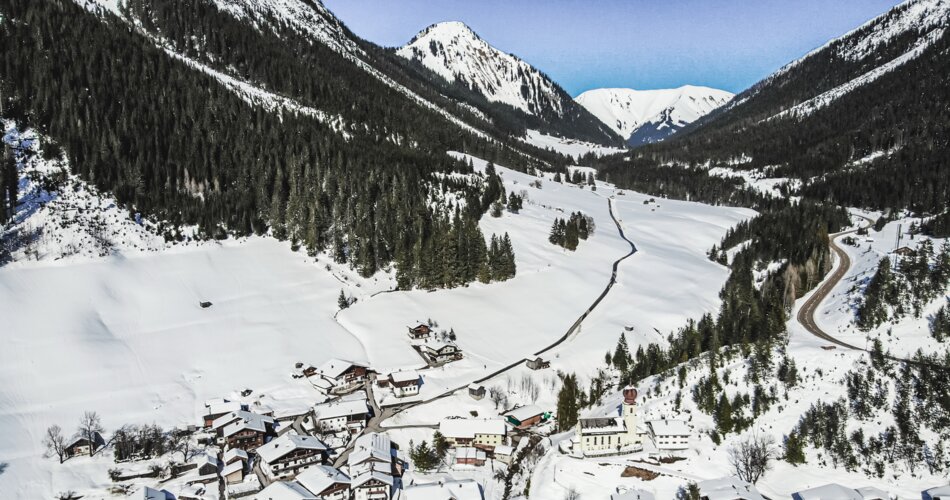 A drone shot of the village of Namlos in winter | © Tiroler Zugspitz Arena