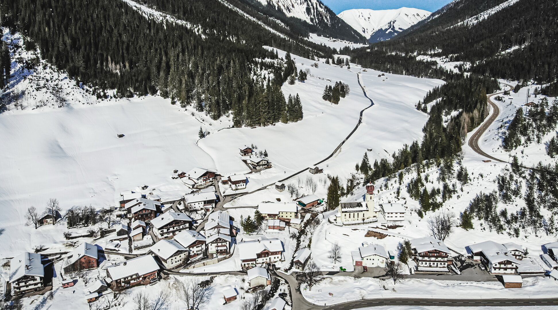 Eine Drohnenaufnahme des Ortes Namlos im Winter | © Tiroler Zugspitz Arena