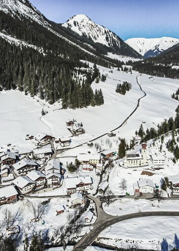 A drone shot of the village of Namlos in winter | © Tiroler Zugspitz Arena