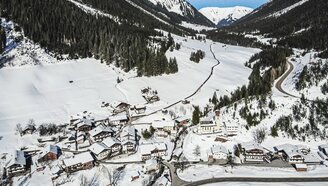 Eine Drohnenaufnahme des Ortes Namlos im Winter