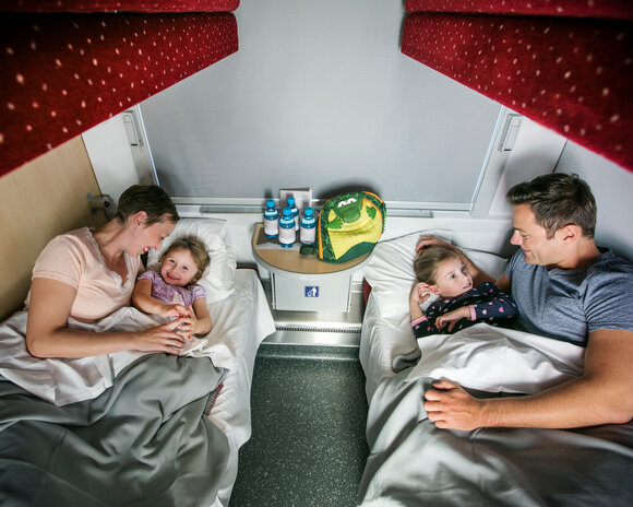 A happy family in a couchette compartment of the ÖBB Nightjet | © ÖBB, Harald Eisenberger