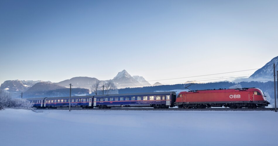 An ÖBB train in a winter landscape | © Harald Eisenberger