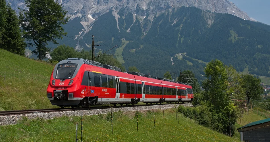 Ein roter Zug der DB Regio | © DB Regio