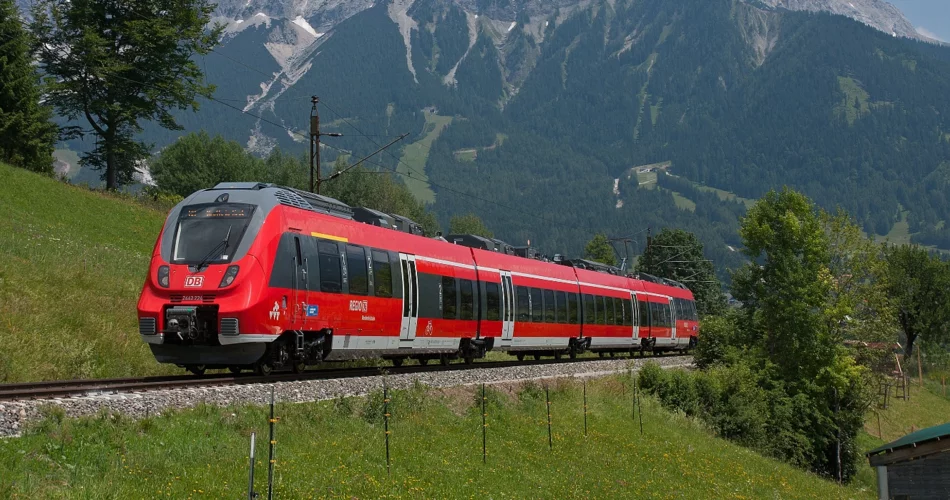 A red train of the DB Regio | © DB Regio