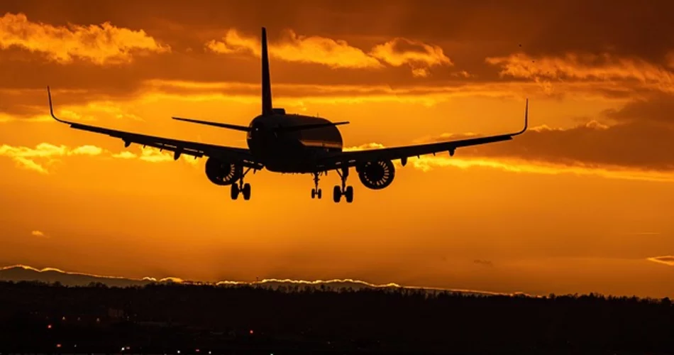 Flugzeug im Abendhimmel | © Pixabay