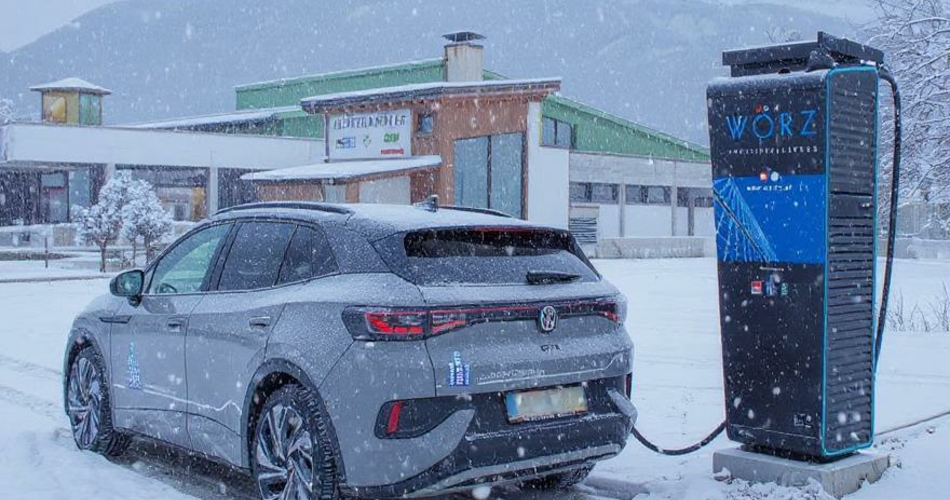 Electric car in the snow | © Tiroler Zugspitz Arena/Zotz Lea