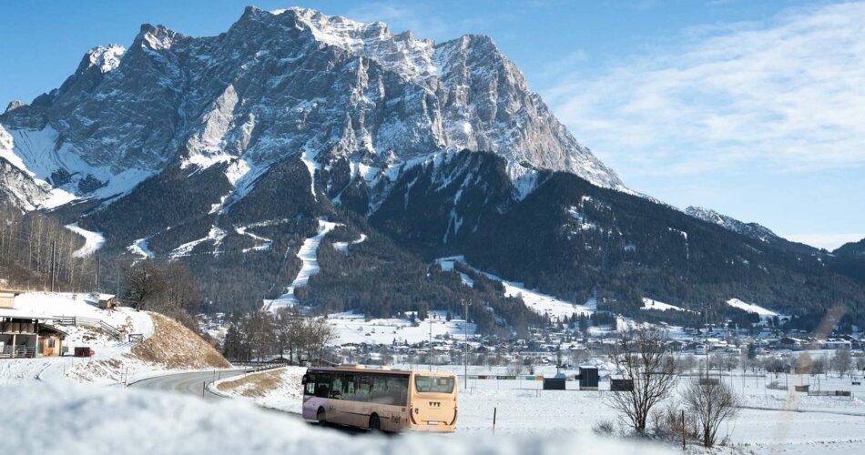 Ein VVT Bus, dahinter die Zugspitze im Winter | © Tiroler Zugspitz Arena
