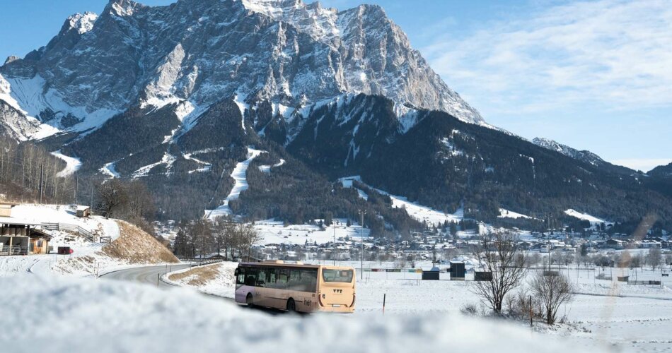 Ein VVT Bus, dahinter die Zugspitze im Winter | © Tiroler Zugspitz Arena