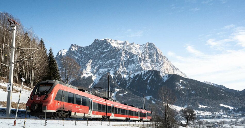 Ein Zug der DB, im Hintergrund die Zugspitze | © Tiroler Zugspitz Arena