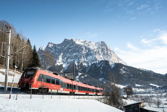 Ein Zug der DB, im Hintergrund die Zugspitze | © Tiroler Zugspitz Arena