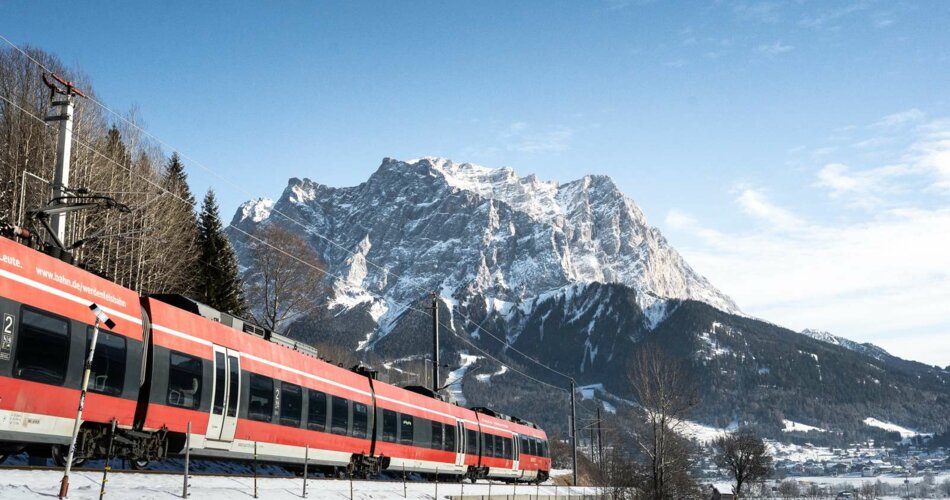 Ein Zug der DB, im Hintergrund die Zugspitze | © Tiroler Zugspitz Arena