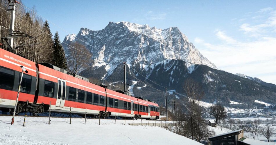 Ein Zug der DB, im Hintergrund die Zugspitze | © Tiroler Zugspitz Arena
