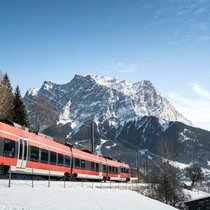 Ein Zug der DB, im Hintergrund die Zugspitze | © Tiroler Zugspitz Arena