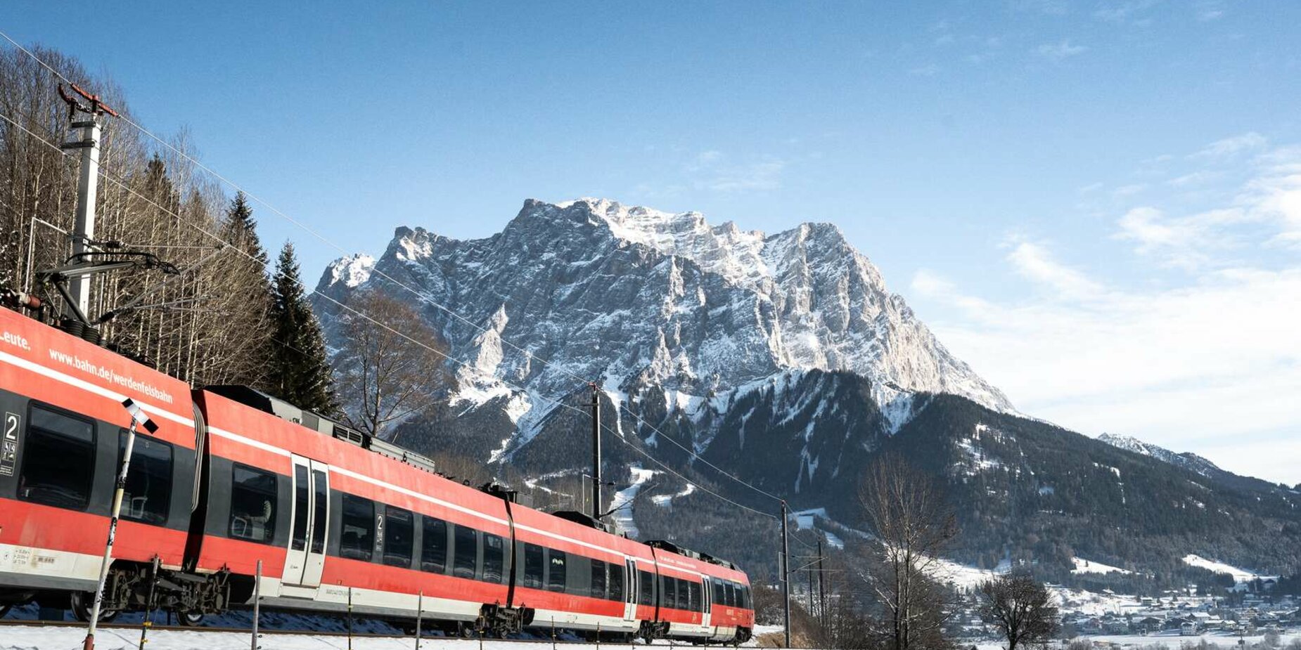 Ein Zug der DB, im Hintergrund die Zugspitze | © Tiroler Zugspitz Arena