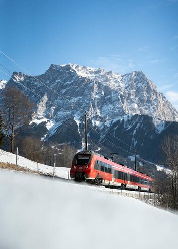 A DB train, with the Zugspitze mountain in the background | © Tiroler Zugspitz Arena