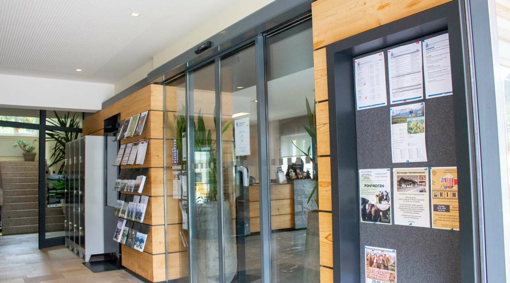 Berwang tourist information | © TZA/ Lea Zotz A sliding door and walls with information leaflets | © TZA/ Lea Zotz