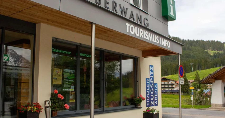 Ein Haus mit der Aufschrift Tourismus Info | © Tiroler Zugspitz Arena/Zotz Lea