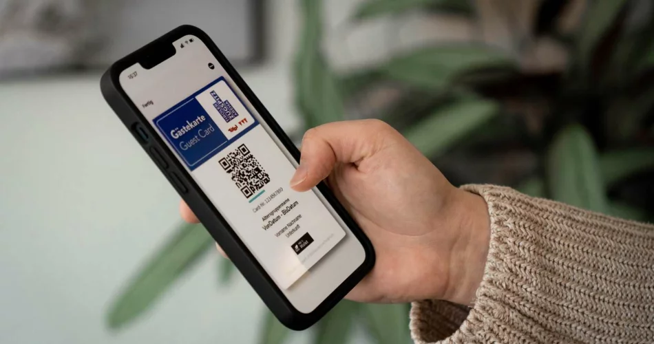 Ein Smartphone. Darauf ist die elektronische Gästekarte der Tiroler Zugspitz Arena erkennbar. | © Tiroler Zugspitz Arena/Bianca McCarty