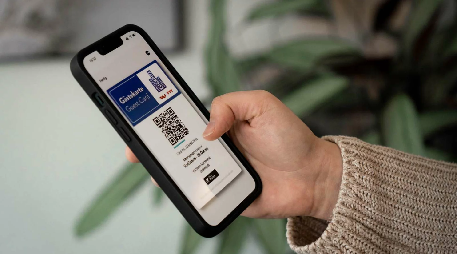 The guest card of the Tiroler Zugspitz Area | © Tiroler Zugspitz Arena/Bianca McCarty A smartphone. On the display you can see the electronical guest card of the Tiroler Zugspitz Arena | © Tiroler Zugspitz Arena/Bianca McCarty
