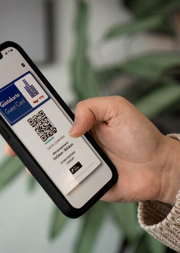 A smartphone. On the display you can see the electronical guest card of the Tiroler Zugspitz Arena | © Tiroler Zugspitz Arena/Bianca McCarty