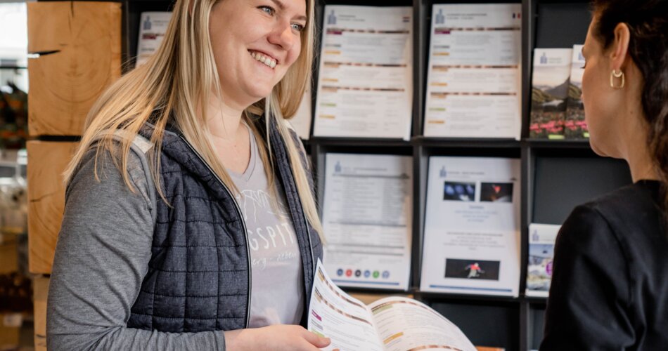 Mitarbeiterin des Infobüros | © Tiroler Zugspitz Arena/Bianca McCarty