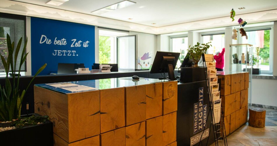 An information desk in a tourist office | © Tiroler Zugspitz Arena/Radovic Nikola